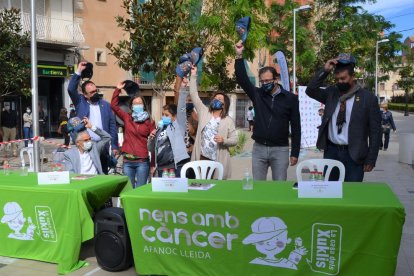 El jove David (centre) al costat d’altres participants a la festa i autoritats polítiques a la plaça.