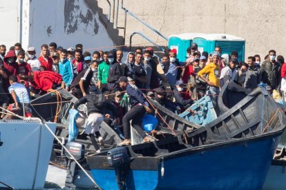 Imagen de inmigrantes rescatados por Salvamento Marítimo, en el puerto de Arguineguín.