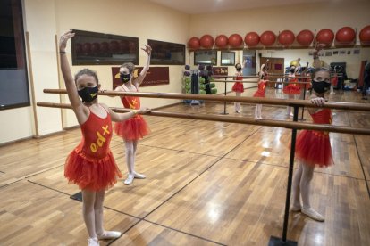 Alumnas de la Escola de Dansa Montse Esteve de Guissona, ayer en clase, reducida y con mascarilla.