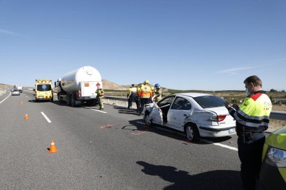 Imatge del camió cisterna i del turisme que conduïa la víctima.