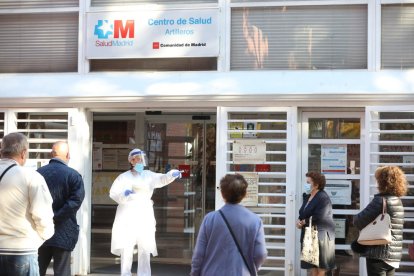 Colas en el Centro de Salud del distrito de Vicálvaro, donde ayer entraron en vigor nuevas restricciones.