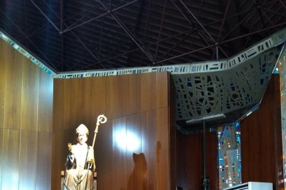 A la derecha, el puntal que sostiene la sección del techo justo encima de la puerta de la sacristía.