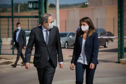 Torra, ayer, acompañado por la consellera de Presidencia, Meritxell Budó, a su salida de Lledoners.