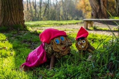 germans. L’Èric i la Nahia agafant el seu tronc de Nadal enmig d’un impressionant paisatge natural a Tiurana.