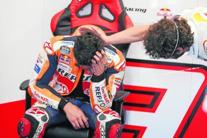 Marc se emocionó al ser recibido con aplausos en el box del equipo.