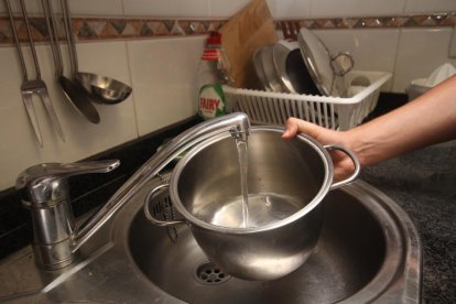El recibo del agua se encarece con la aplicación de la nueva ordenanza.