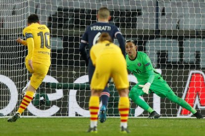 Keylor Navas le adivinó el lanzamiento a Leo Messi, que minutos antes había marcado un golazo para empatar el partido en el Parque de los Príncipes.