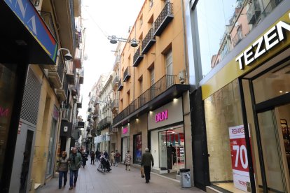 El 35 de la calle Major alberga una perfumería, y en su lado de Blondel una tienda de artículos de fiesta.
