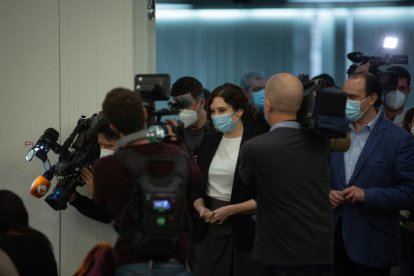 La presidenta madrileña, ayer en Barcelona, rodeada de periodistas.