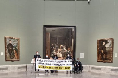 Un grup de víctimes d’oli de colza es va tancar al Prado i va ser desallotjat una hora després.