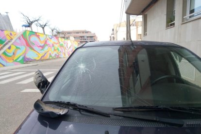 Una imatge del vehicle danyat de l’edil.