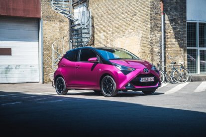 El Toyota Aygo x-Cite és fàcilment reconeixible pel seu cridaner exterior en x-magenta bitò amb sostre negre.