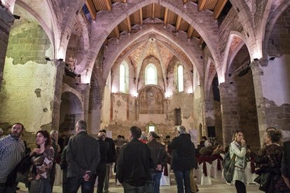 Visita reciente de vecinos durante una jornada para mostrar la situación de la restauración, ya acabada.