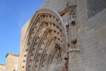 La Porta dels Apòstols de la Seu Vella fue el escenario de la presentación de las actividades.