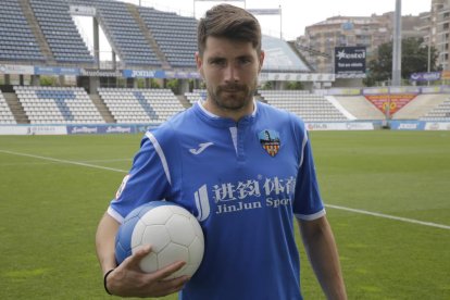 Álex Felip, ahir al Camp d’Esports durant la seua presentació com a jugador del Lleida.