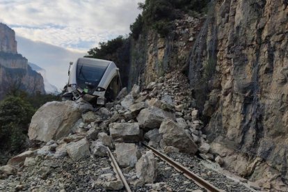 Imatge difosa a través de les xarxes socials del tren descarrilat després de xocar contra les roques.