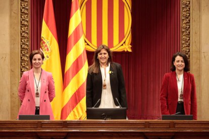 La nueva presidenta del Parlament, Laura Borràs, ayer, con las dos vicepresidentas, Anna Caula, de ERC, y Eva Granados, del PSC.