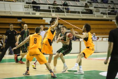 Lafuente entra en la zona leridana rodeado de jugadores del Força Lleida.