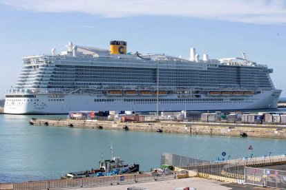 El creuer Costa Smerlada, de Costa Cruceros, ahir al port de Civitavecchia.