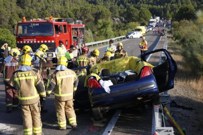 Vista dels vehicles implicats ahir a l’accident a la C-12 al seu pas per Maials.