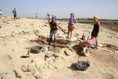 Arqueólogos y estudiantes ayer, durante las tareas de excavación en el poblado de Gebut. 