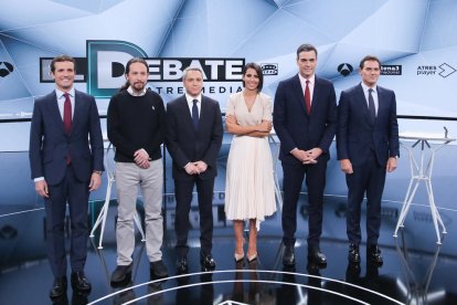 Pablo Casado, Pablo Iglesias, los moderadores, Pedro Sánchez y Albert Rivera posan ante las cámaras.