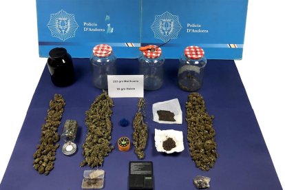 Marihuana y objetos decomisados por la Policía de Andorra. 