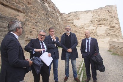 L’alcalde de Lleida i el de Xàtiva (al centre al costat de Ros), visitant el camí de ronda de la Seu.