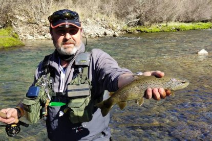Uno de los pescadores que ayer inició la temporada.