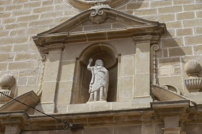 Veïns de Benavent van instal·lar l’escultura a la façana de l’església dissabte a la matinada.