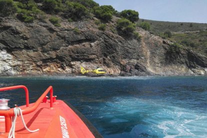 Moment del rescat del menor accidentat ahir entre la cala Montjoi i la punta de la Ferrera.