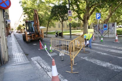 Obras de reparación del socavón ayer por la tarde, con la calle cortada al tráfico.