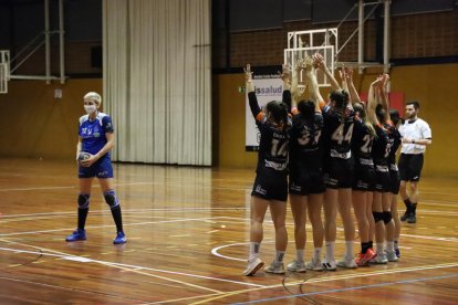 Irina Pop es prepara per a un llançament ahir durant el partit.