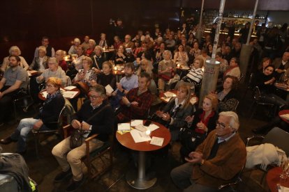 Los asistentes durante el homenaje en el Cafè del Teatre	