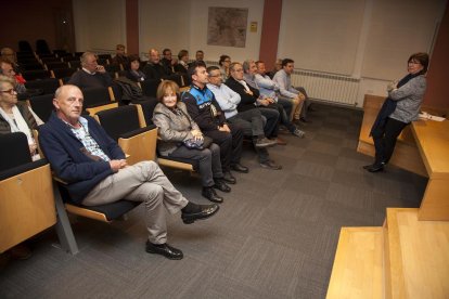 La alcaldesa (derecha) ante los asistentes a la reunión anoche.