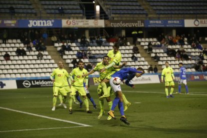 El juvenil Bojan Radulovic, que entró en los últimos minutos, pugna por el balón con los defensas del Elche.