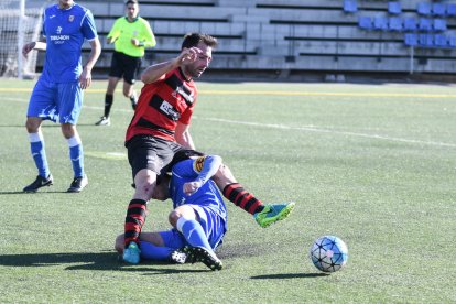 Un jugador de l’EFAC Almacelles cau per la falta comesa per un contrari.