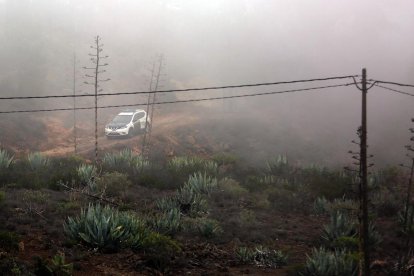 Uno de los vehículos que participó en la búsqueda bajo la niebla.