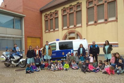 Fotografia de grup d’una de les visites programades a l’activitat ‘La Guàrdia Urbana ens visita’.