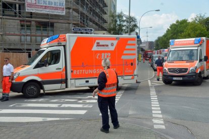 Ambulancias durante la evacuación de un hospital.