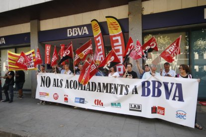 Los sindicatos manifestándose ayer en un BBVA de Lleida.