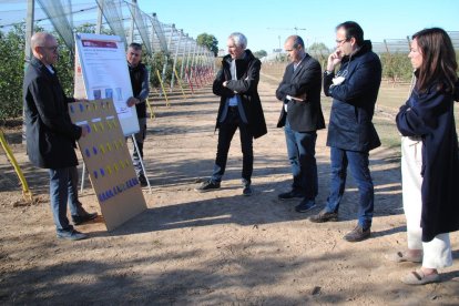 Las autoridades pudieron conocer el nuevo sistema fijo de aplicacón de fitosanitarios. 