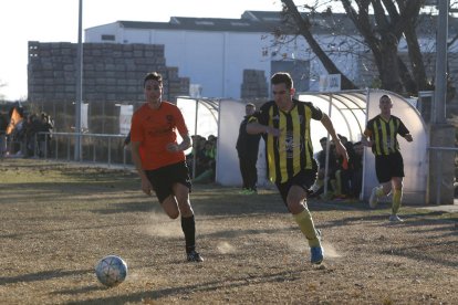 Un jugador del Golmés y uno del Pinyana persiguen el balón.