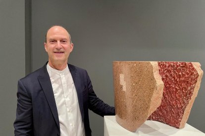 El artista Joan de Tanet, junto a una de las piezas de su exposición retrospectiva en la Fundació Sorigué.