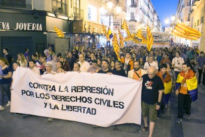 Un momento de la concentración en Zaragoza contra la represión.