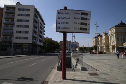 Vista d’un d’aquests plafons, al costat de l’estació de Renfe, que a part de no funcionar està colpejat.