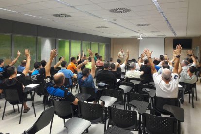 Imagen de la votación en la asamblea de Asigull la noche del jueves en la Guardia Urbana.