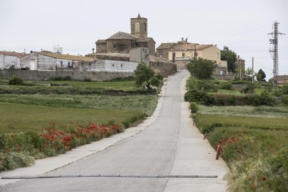 La carretera que une Sisteró con Pelagalls, al fondo de la imagen.