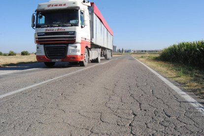 La carretera actual es estrecha y hay tramos en muy mal estado. 