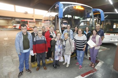 Los participantes, ayer a la salida del bus en Lleida. 